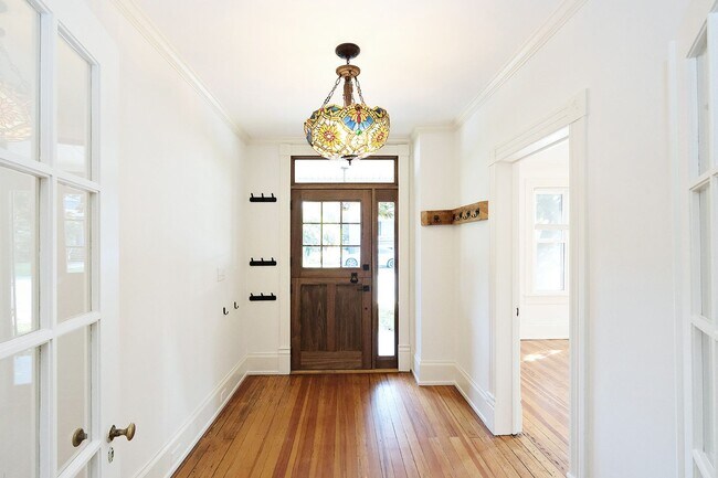 Building Photo - Charming Pet-Friendly Belmont Home With Fenced Yard