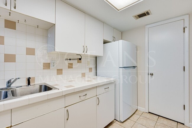 Building Photo - 517 University Blvd