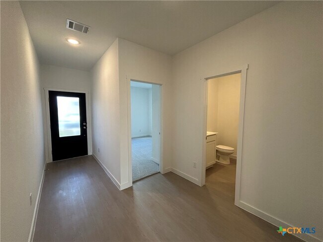 Building Photo - 728 Horsetail Ln
