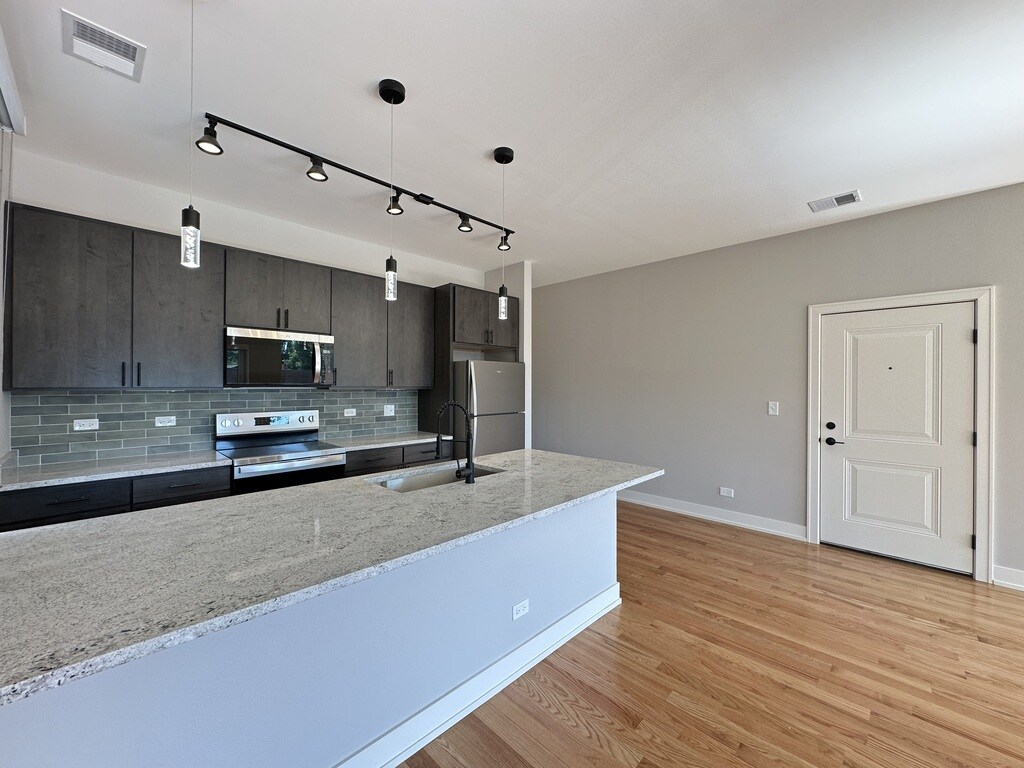Building Photo - 2100 W 18th Pl