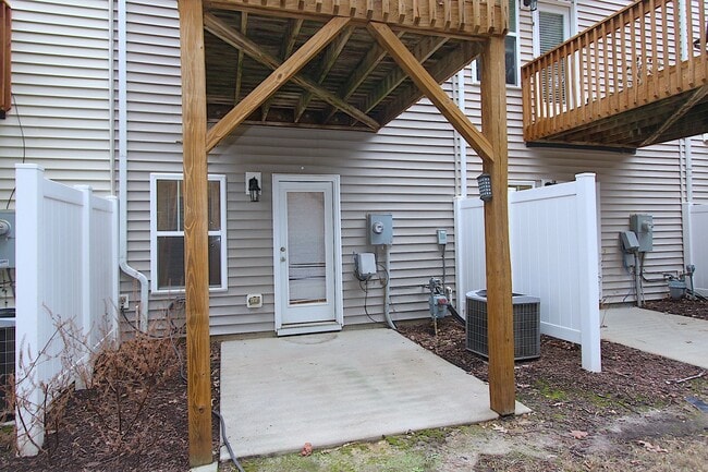 Building Photo - 3 Story Townhome near Brier Creek!