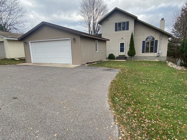 Building Photo - 3-Bedroom, 3-Full Bath Single Family Home with Amazing City Views