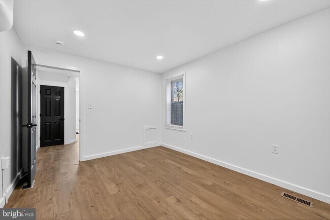 Building Photo - 2239 W Oxford St