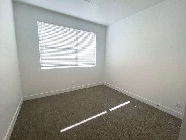 Building Photo - SPACIOUS APARTMENT FOR RENT!