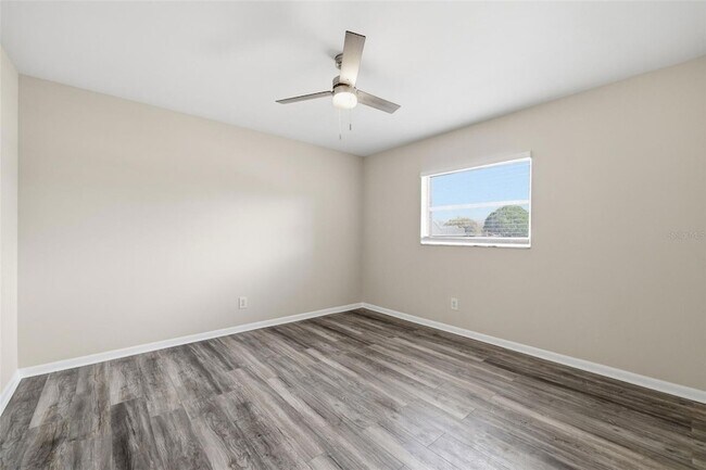 Building Photo - 2327 W Knollwood Pl