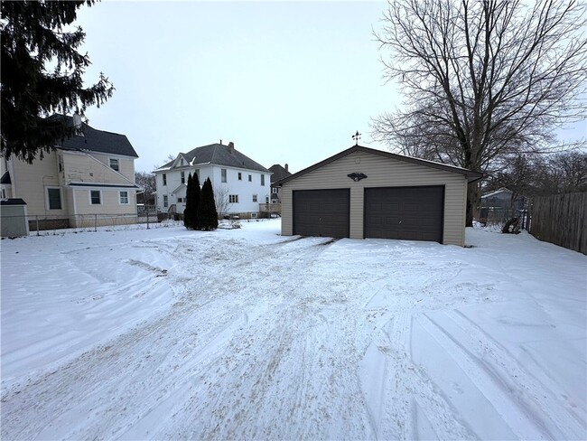 Building Photo - 32 Lake Ave