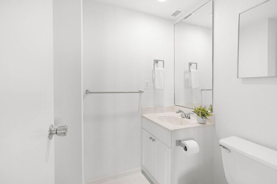 Building Photo - 4001 S Ocean Dr