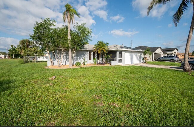 Building Photo - 206 SE Santa Barbara Pl