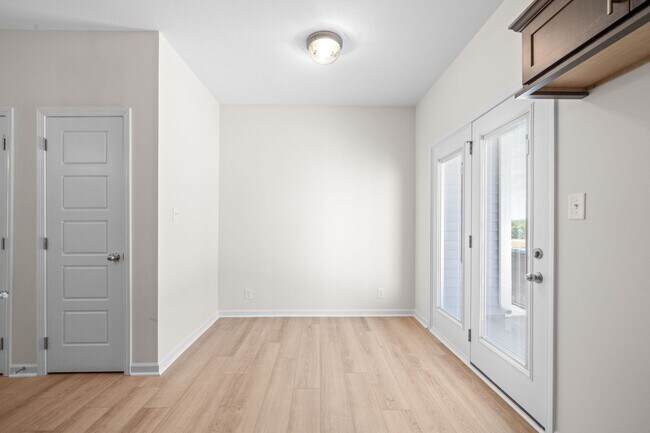 Building Photo - 2 Bedroom Condo For Rent Near Riverside Drive!