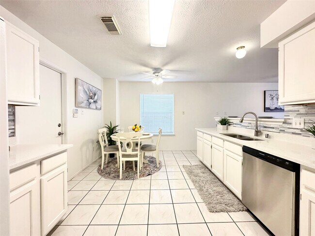 Building Photo - 8223 Golf Green Cir