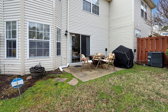 Building Photo - 1356 Lake Dr