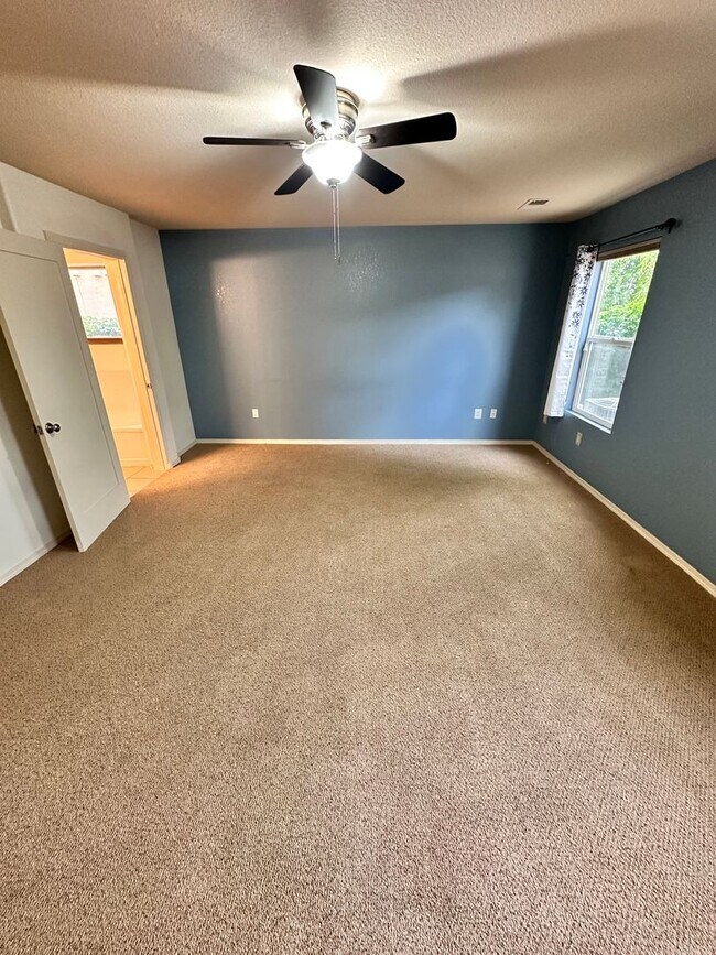 Building Photo - Move in Special 3 Bedroom 3 Bathroom 2 Car...