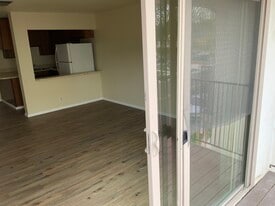 Building Photo - 560 Greenbrier Dr