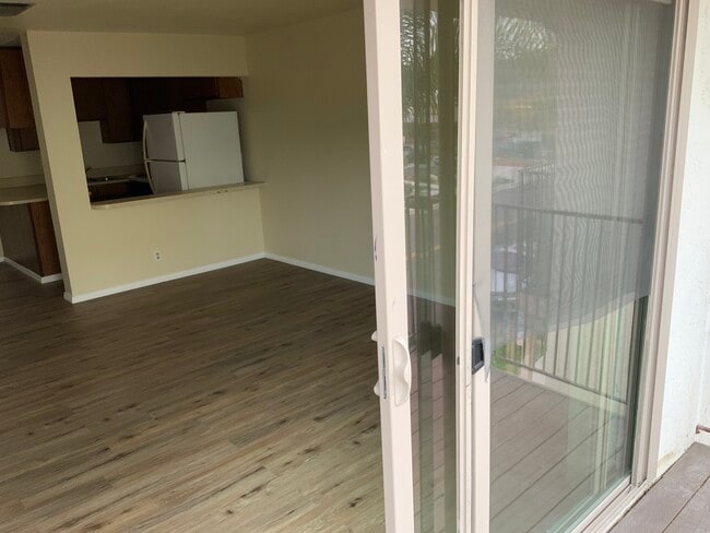 Building Photo - 560 Greenbrier Dr