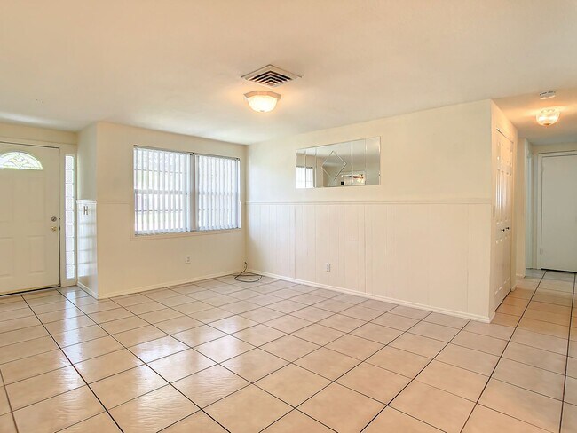 Building Photo - 4 Bedroom POOL Home in Largo