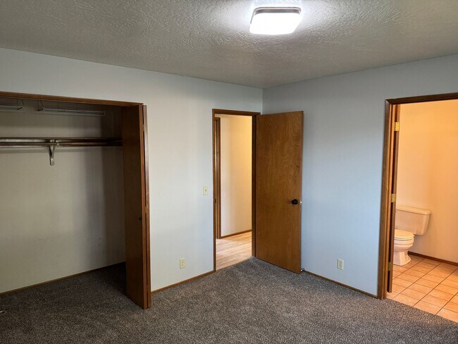 Building Photo - Beautifully updated 3 bedroom, 2 bath house in Eugene!