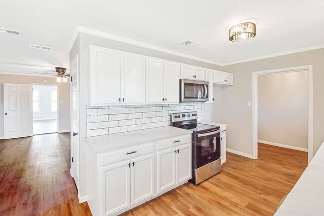Building Photo - Available Now! Newly Remodeled 4 Bed 3 Bat...