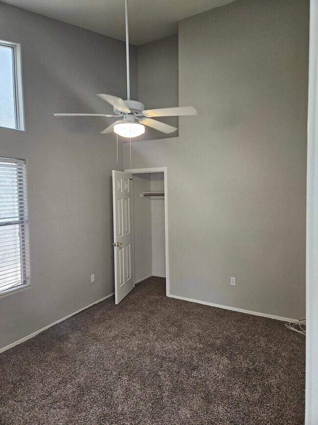 Building Photo - 7520 E Earll Dr