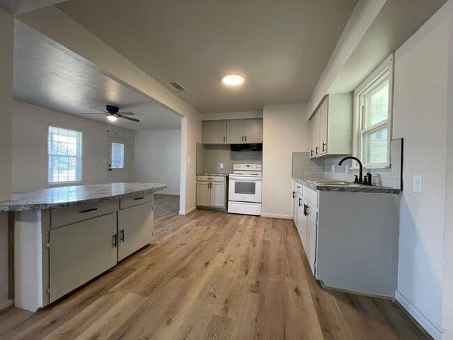 Building Photo - Lamesa Luxe Retreat – Modern Comfort Meets Small-Town Charm