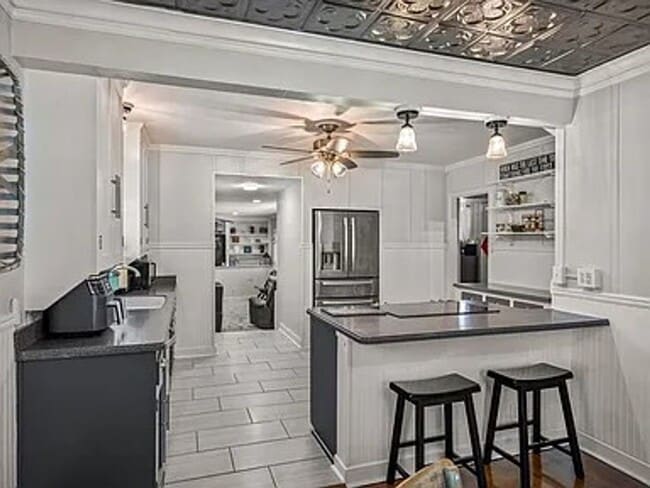 Building Photo - Incredible, executive, fully furnished, im...