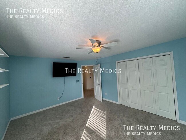 Building Photo - 1328 Karok St