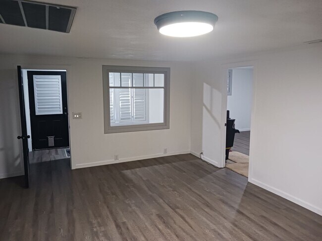 Building Photo - Newly renovated 5 bedroom home