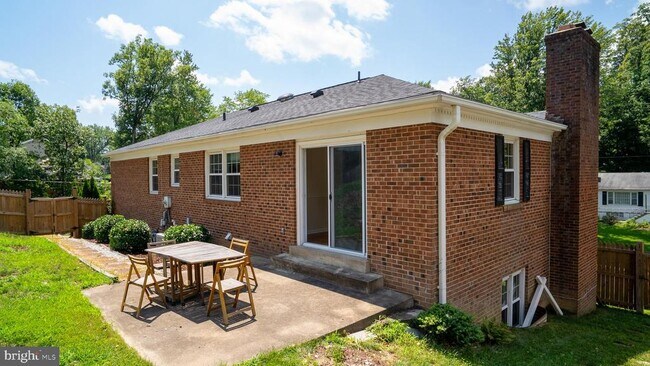 Building Photo - 5012 Larno Dr