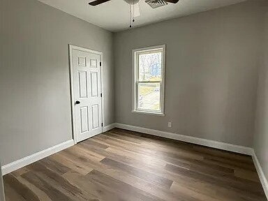 Building Photo - This stunning apartment on the 3rd floor boasts 3 bedrooms, 1 bathroom.