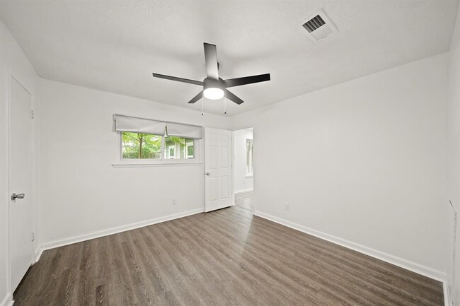 Building Photo - 16730 David Glen Dr