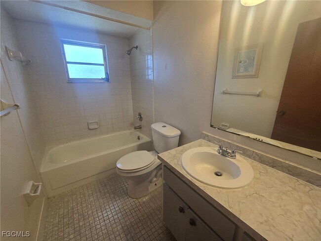 Building Photo - 3815 SE 15th Pl