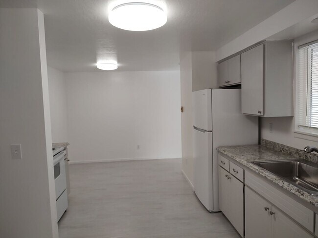 Building Photo - Available Sept. 1st.~ 3 bedroom and 1 bath...