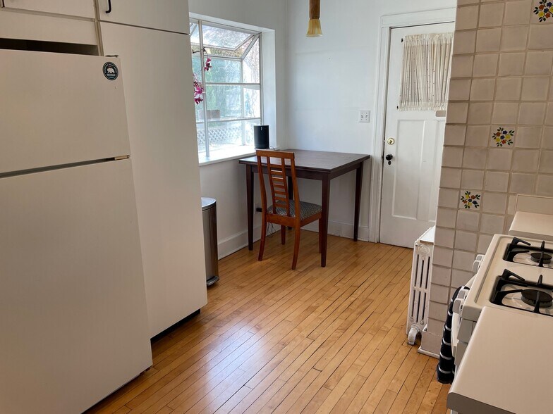 Building Photo - 3937 N Farwell Ave