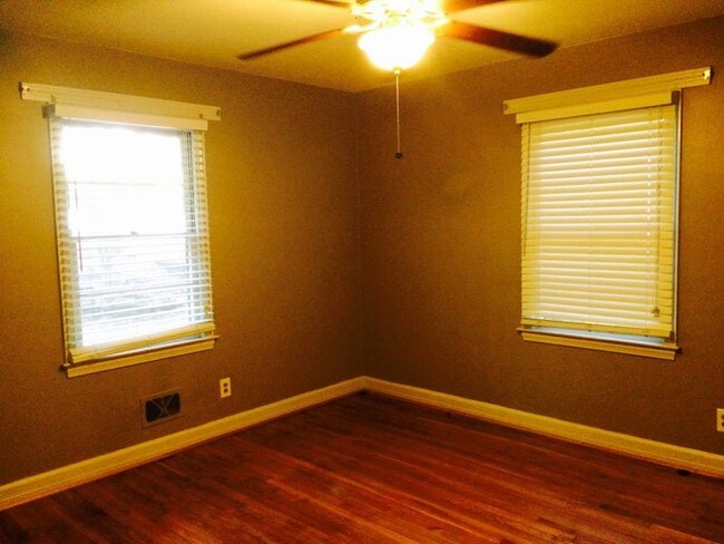 Building Photo - 2BR Home Close to Downtown  Timmons Park