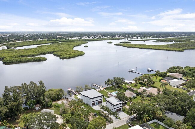 Building Photo - 5/3 Luxury Custom Home plus Boat dock, Pool and Stunning Views!!