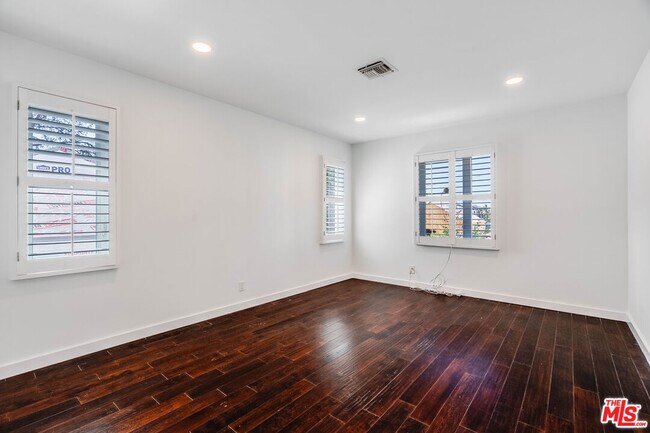 Building Photo - 741 Chautauqua Blvd