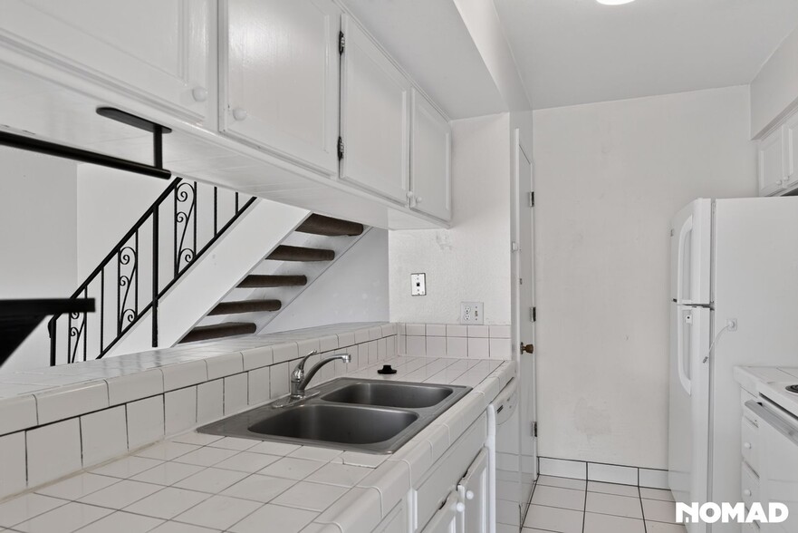 Building Photo - 6640 Calle Ln