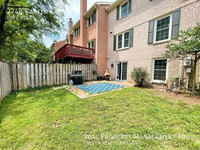Building Photo - MASSIVE TOWNHOME!  WINDOWS ON THREE SIDES ...