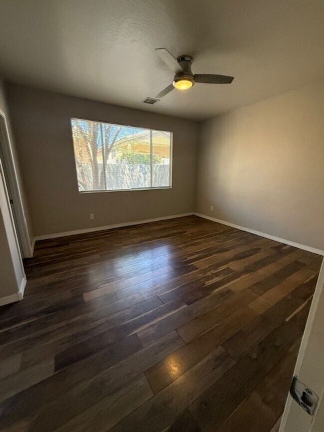 Building Photo - 3 Bedroom 2 Bath Home - Contact Property Pros Property Management