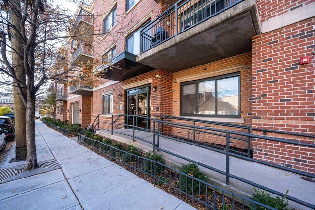 Building Photo - 85 Maple St