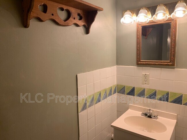 Building Photo - 1341 Stewart St