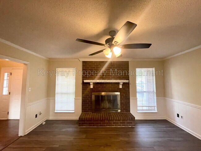 Building Photo - 642 Clinton Way W