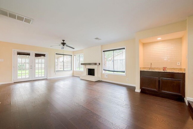 Building Photo - 2039 Shorewood Ln
