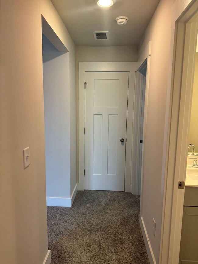 Building Photo - Great Price and location!