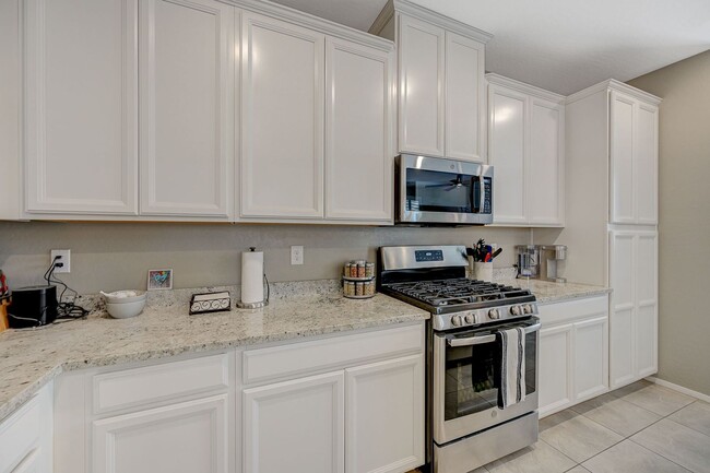 Building Photo - Modern 3 Bedroom Townhouse near Blue Diamond