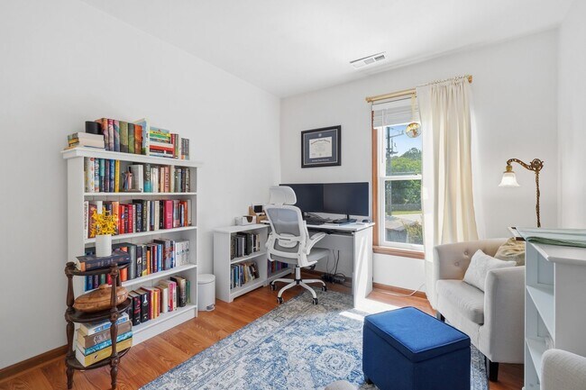 Building Photo - A gem in Knells Ridge!