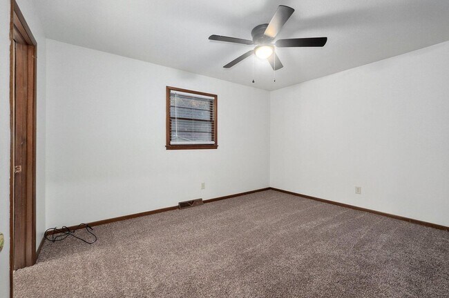 Building Photo - 3 Bedroom | 2 Bathroom | 2 Car Garage | Springfield MO | Fenced Back Yard!