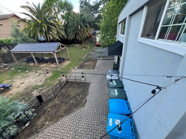 Building Photo - 225 N Cloverdale Blvd