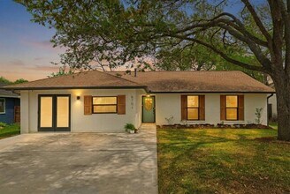 Building Photo - 6701 Lancret Hill Dr