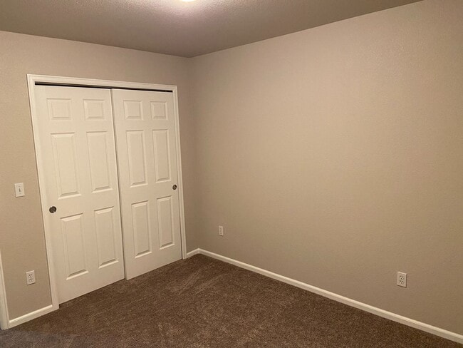 Building Photo - Newly Updated 3Bed/3Bath Townhome Near Ft Carson!