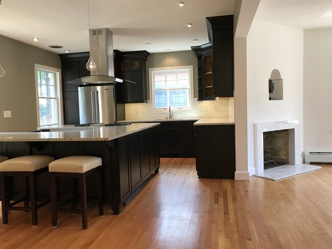 Building Photo - Two bed one bath in prime Park Hill location.